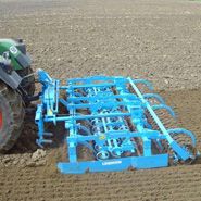 Niebieski agregat uprawowy przedsiewny Lemken Kompaktor K400 pracuje na polu z ciągnikiem fendt  Korbanek.pl