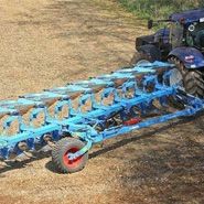Pług półzawieszany obrotowy firmy Lemken typ Diamant podczas orki Korbanek.pl