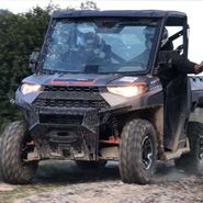 RANGER 1000 Xp EPS Polaris przedni zderzak metalowy wersja dla trzech osób pasy bezpieczeństwa klatka ochronna paka załadunkowa felgi aluminiowe siatki boczne ochronne światła ledowe hak z tyłu pojazdu zagłówki foteli Korbanek.pl
