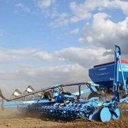Pneumatyczny siewnik do zboża firmy lemken  Solitair podczas siewu zboża Korbanek.pl