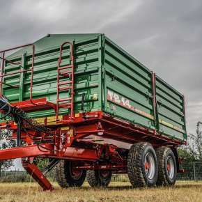 Fotografia na której zamieszczona jest przyczepa skorupowa TB Metaltech, dystrybuowana przez firmę korban
