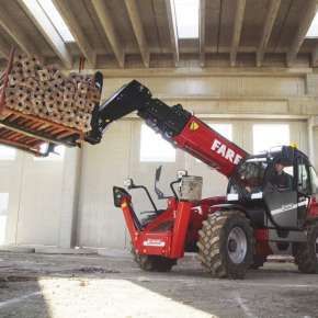 Ładowarka Faresin Big 14.42 w hali transportuje paletę