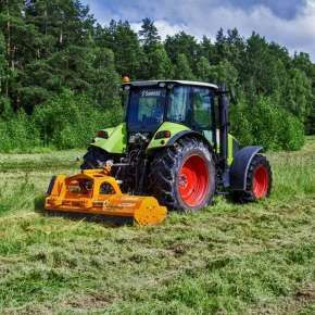Zielony ciągnik rolniczy z pomarańczowym mulczerem Samasz typ Grino 200 mulczuje nieużytek www.korbanek.pl 