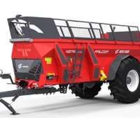 Czerwony rozrzutnik obornika N276 o ładowności 8 ton typ Falcon wyprodukowany przez Metal-Fach Sokółka