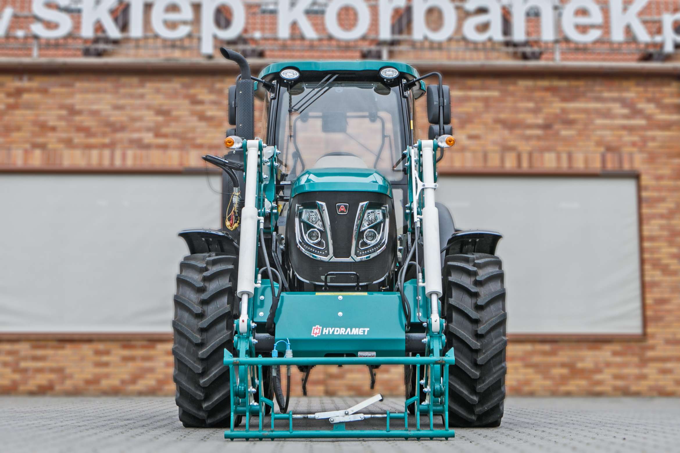 Ciągnik rolniczy Arbos 4090 z ładowaczem Hydramet Xtreme 1 z przodu