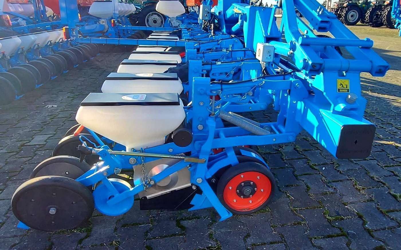 Siewnik punktowy do buraków widok z boku, sekcje wysiewające