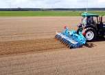Siewnik punktowy mechaniczny z napędem elektrycznym Monosem MecaV4E z ciągnikiem Arbos