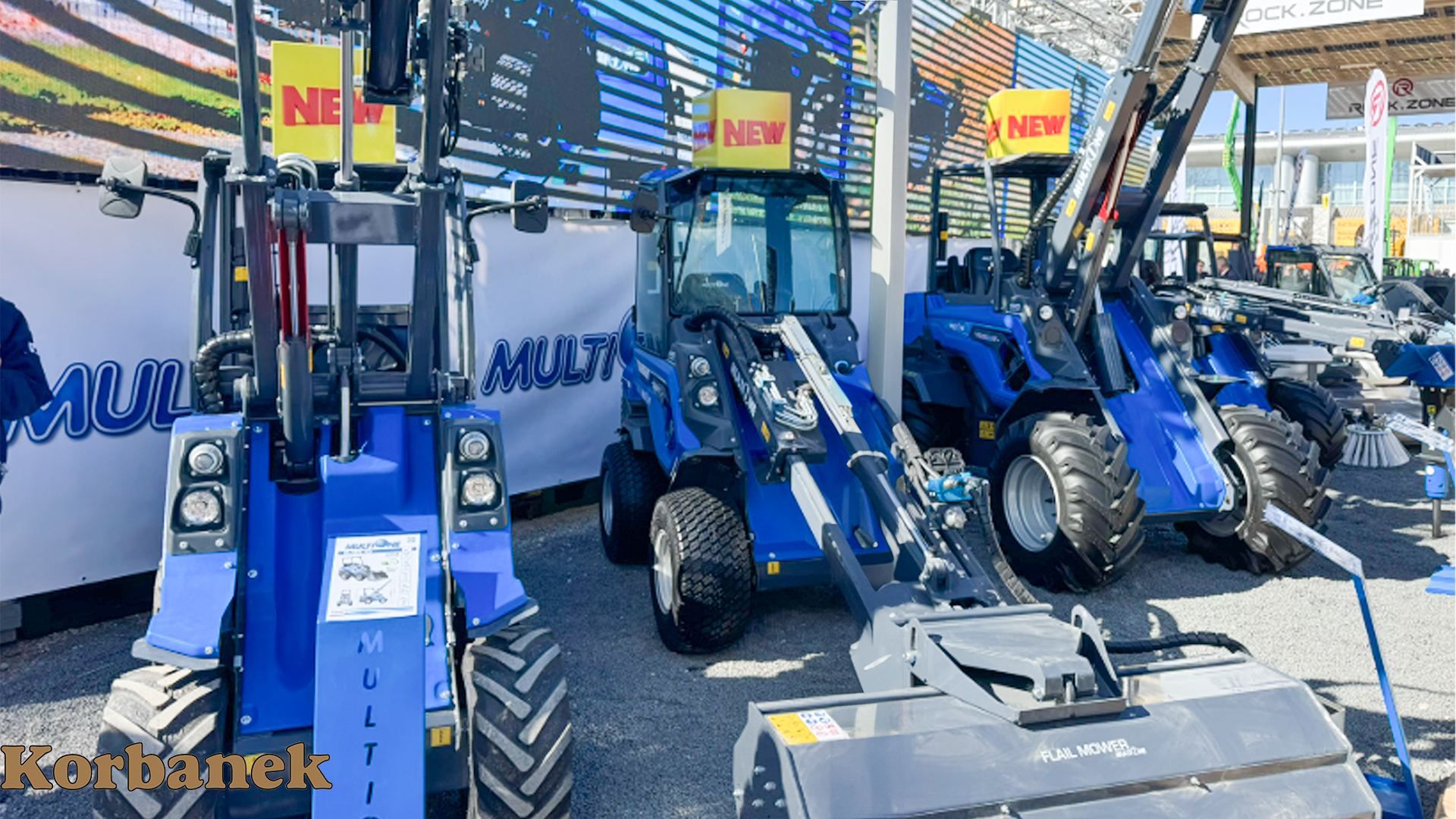 Nowe modele MultiOne na stosiku firmy na targach Bauma
