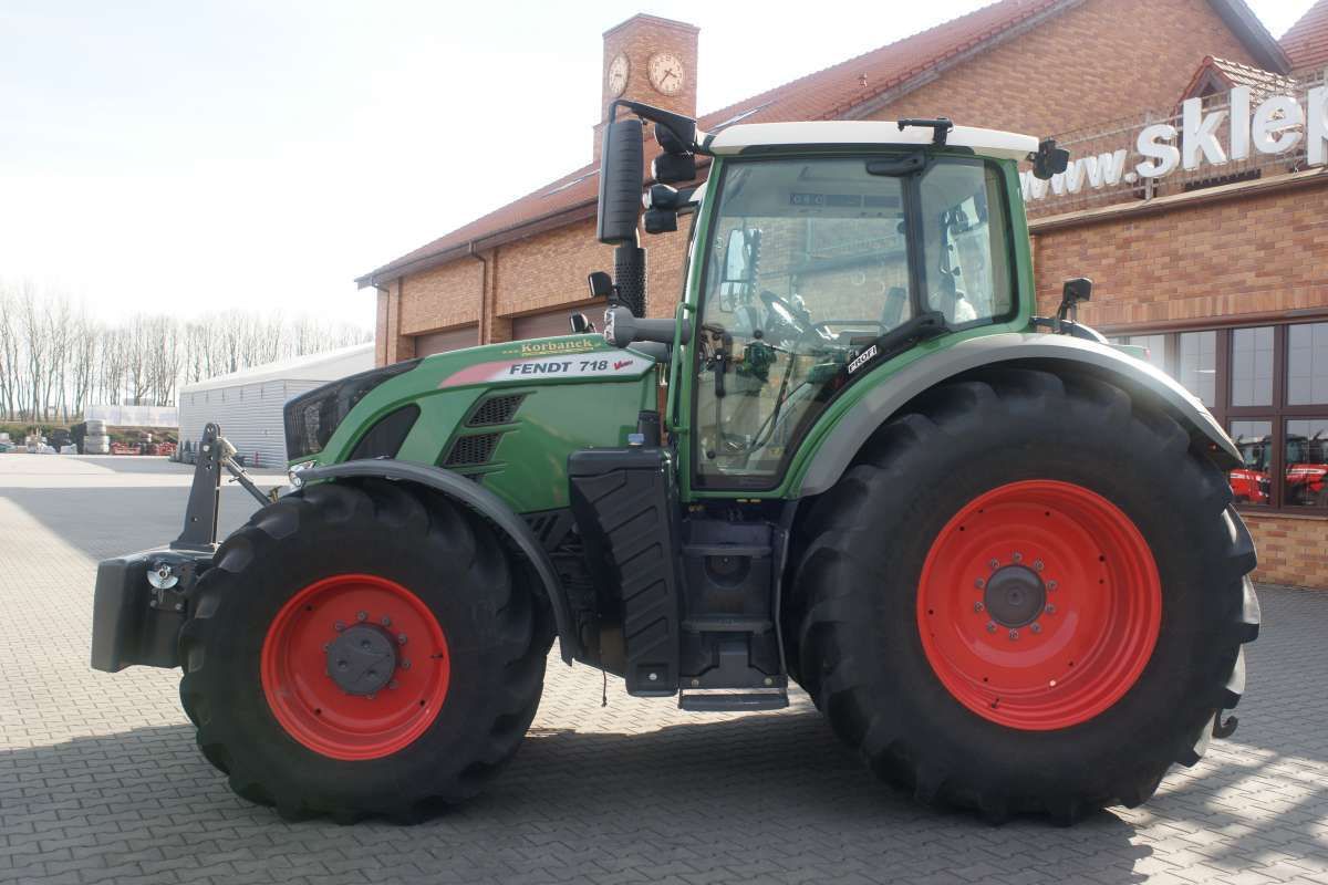 Ciągnik rolniczy Fendt 700 Ciągnik rolniczy Fendt 700 Vario na placy Korbanek