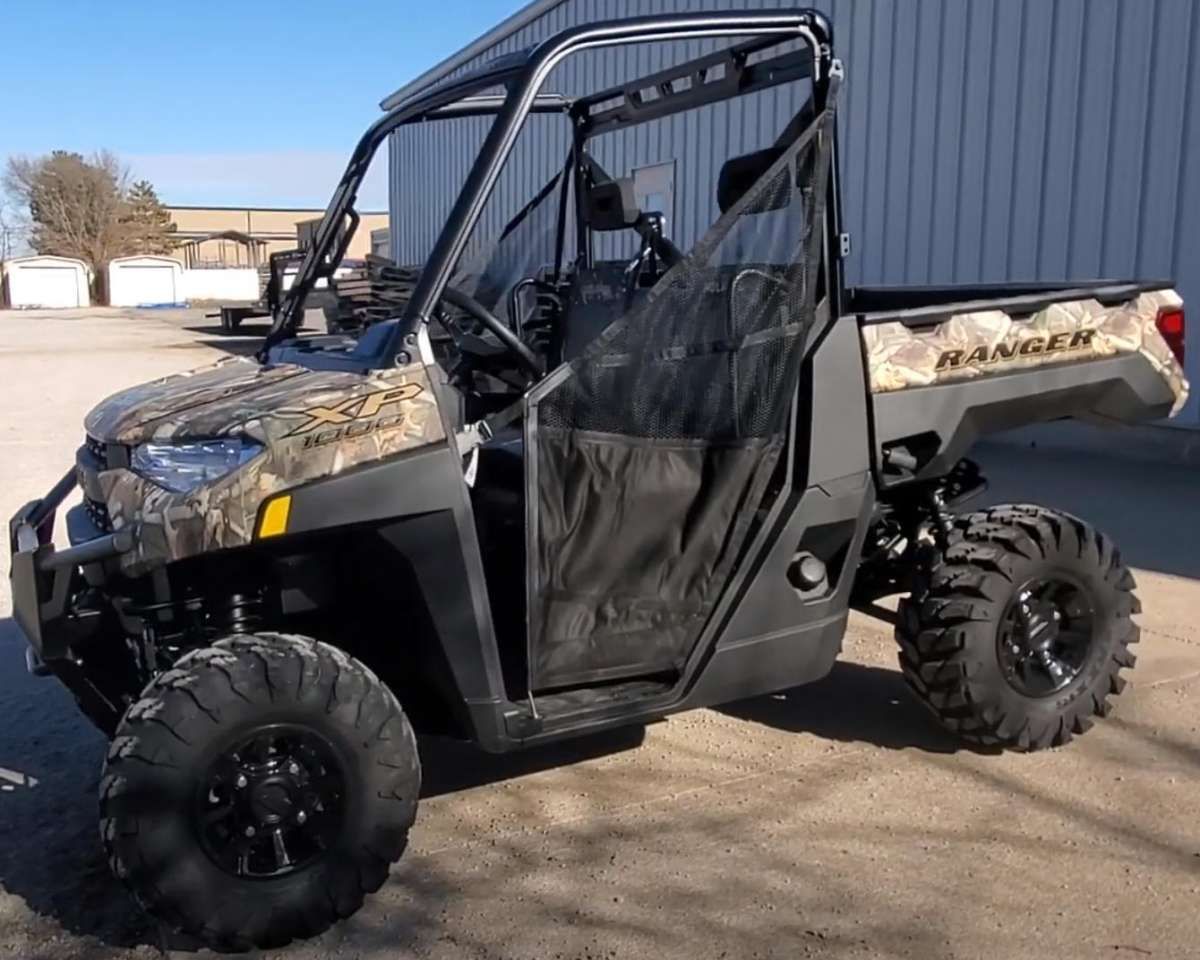 Quad Polaris z silnikiem o pojemności 999 cm3 Ranger Polaris 1000 Xp ADC kontrola zjazdu wersja dla trzech osób siatki boczne ochronne paka załadunkowa uchylna kolor zielony przedni zderzak metalowy felgi stalowe zagłówki foteli pasy bezpieczeństwa kierownica samochodowa napęd 2x4 4x4 Turf rozpiecie tylnej osi