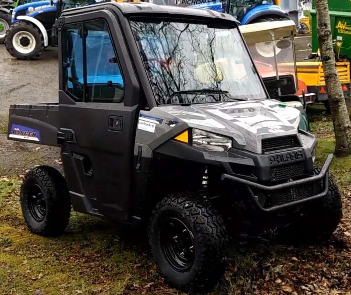 Ranger EV Polaris Korbanek Pojazd podczas ładowania przy oborze kolor camo pojazd UTV Polaris Ranger EV korbanek.pl