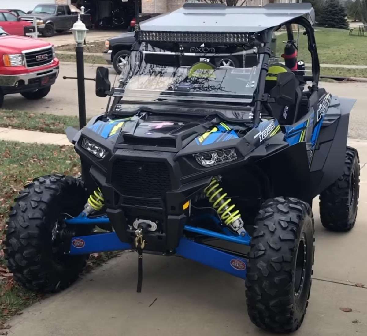RZR Polaris 1000 XP Pojazd na wzgórzu podczas jazdy kolor niebieski