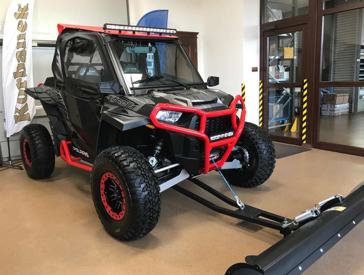 RZR Turbo Korbanek Polaris Ciągnik rolniczy POLARIS RZR XP TURBO SPORT Korbanek.pl podczas jazdy w terenie