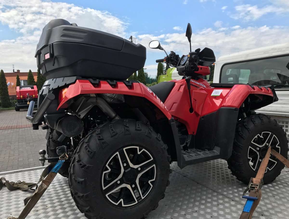 Sportsman Polaris 1000 XP Pojazd w terenie z kierowca wchodzi bokiem w zakręt