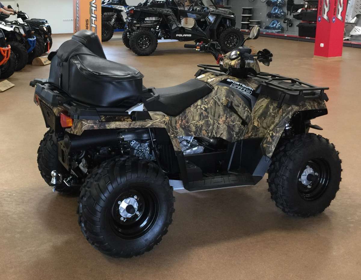 570 EPS Touring Polaris Las skarpa w dół drewno ścięte dwie osoby na Quadzie