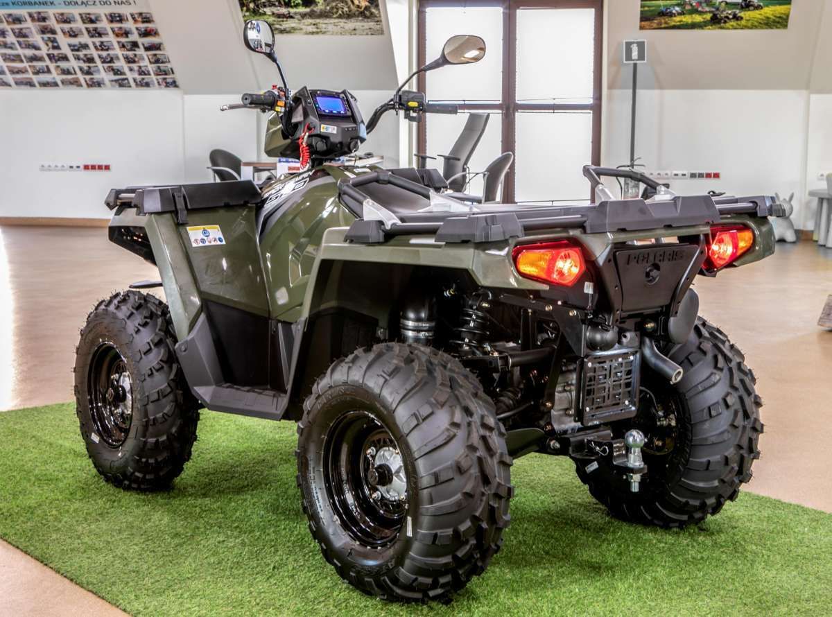 570 EPS Sportsman Polaris w salonie korbanek Pojazd quad w terenie podczas jazdy oświetlenie z przodu pojazdu