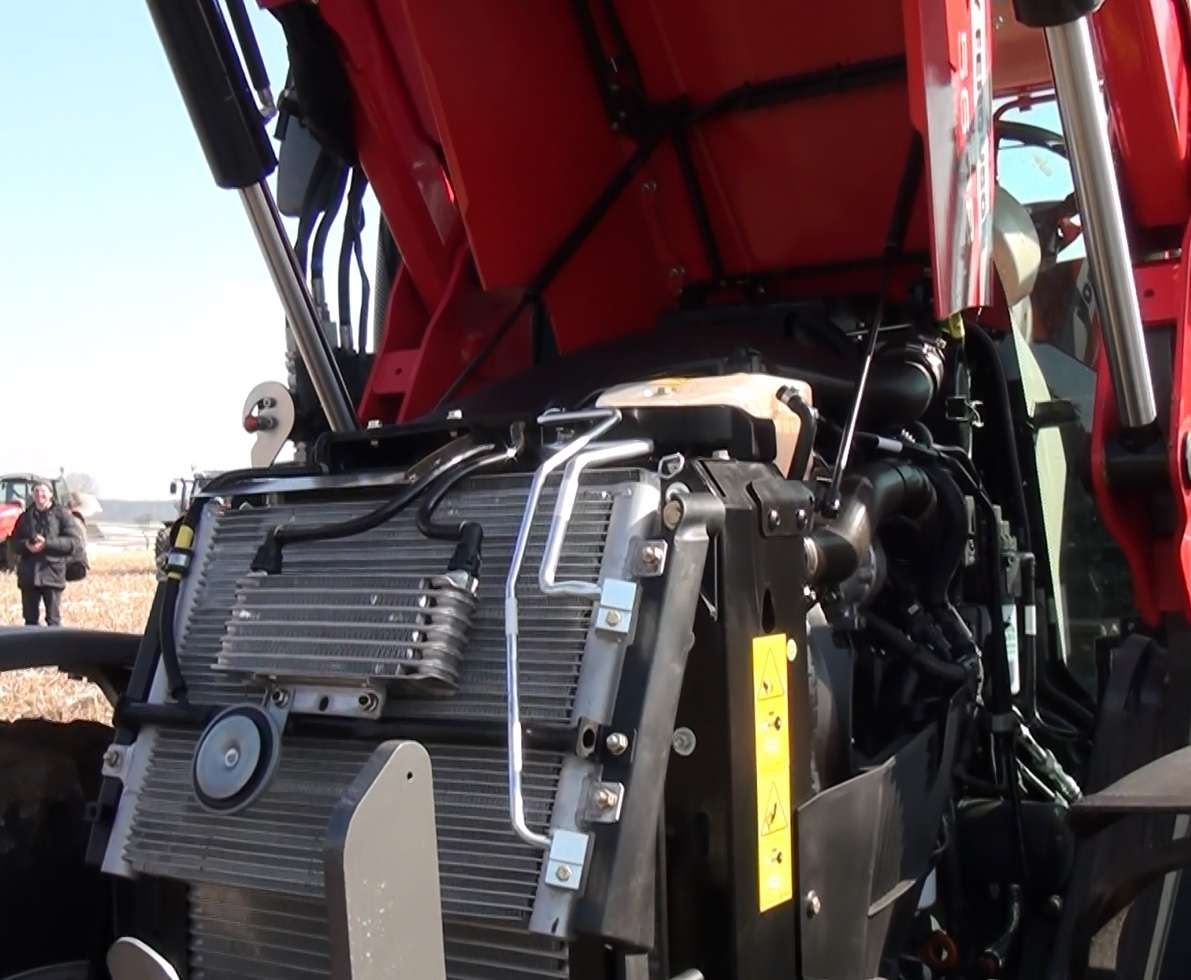 ograniczona emisja spalin SCR w ciągnikach Massey Ferguson 5600 system redukujący emisję spalin SCR w ciągnikach Massey Ferguson 5600