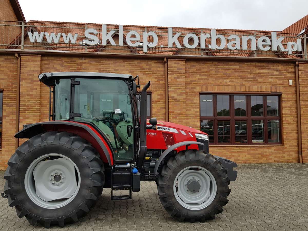 Massey Ferguson 5600 Ciągnik Rolniczy Massey Ferguson w trakcie prac w oborze