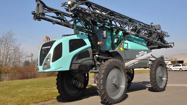 Opryskiwacz samojezdny Berthoud RAPTOR DARK z belką montowaną z tyłu Opryskiwacz samojezdny Berthoud RAPTOR DARK z belką montowaną z tyłu