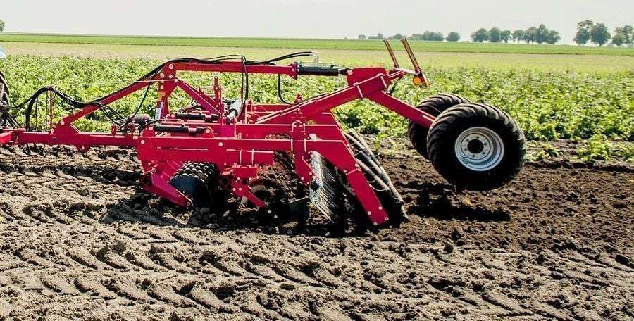 Agregat Expom goliat w pracy na polu Agregat talerzowy Expom Goliat w pracy