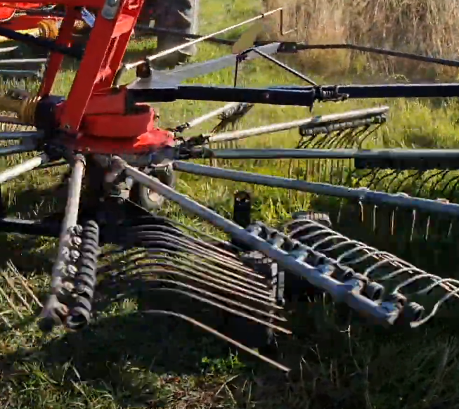 Rostselmash Vector 425 heder kopiowanie terenu Rostselmash Vector 425 spręzyny odpowiedzialne za mechaniczne kopiowanie terenu