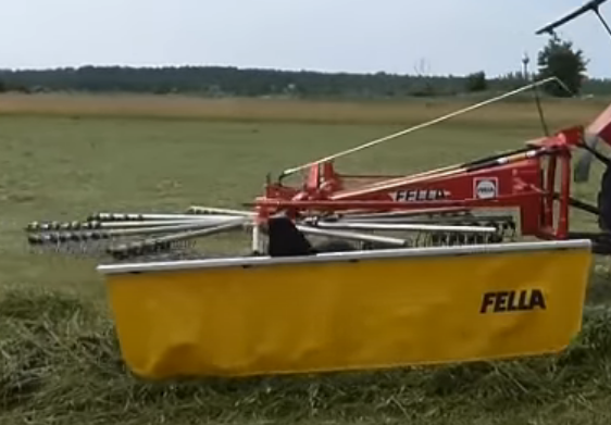 Zgrabiarka Fella TS DN podczas pracy Fella TS DN na polu