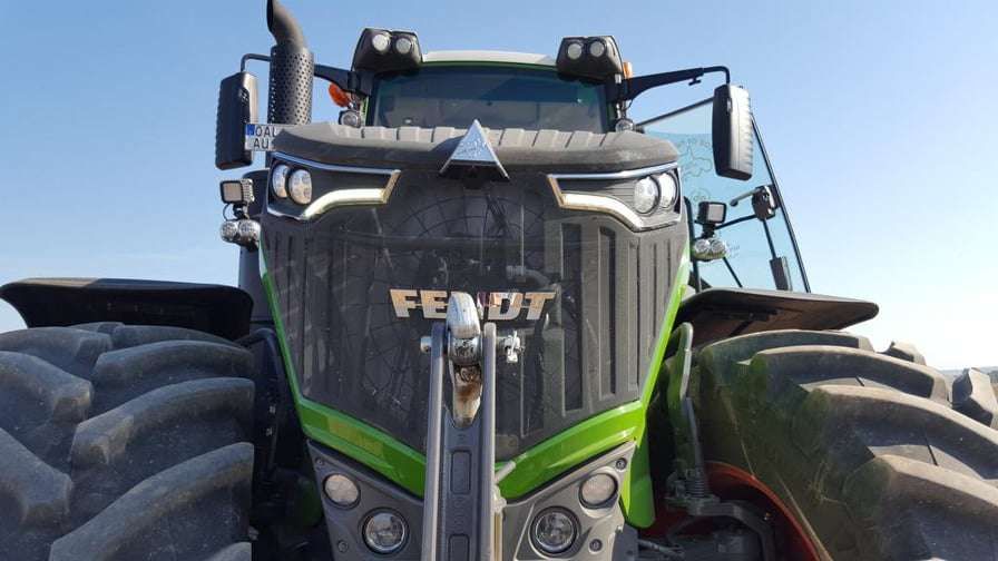 Widok na przód ciągnika Fendt 1000 Vario Ciągnik Fendt 1000 Vario z dużą maską