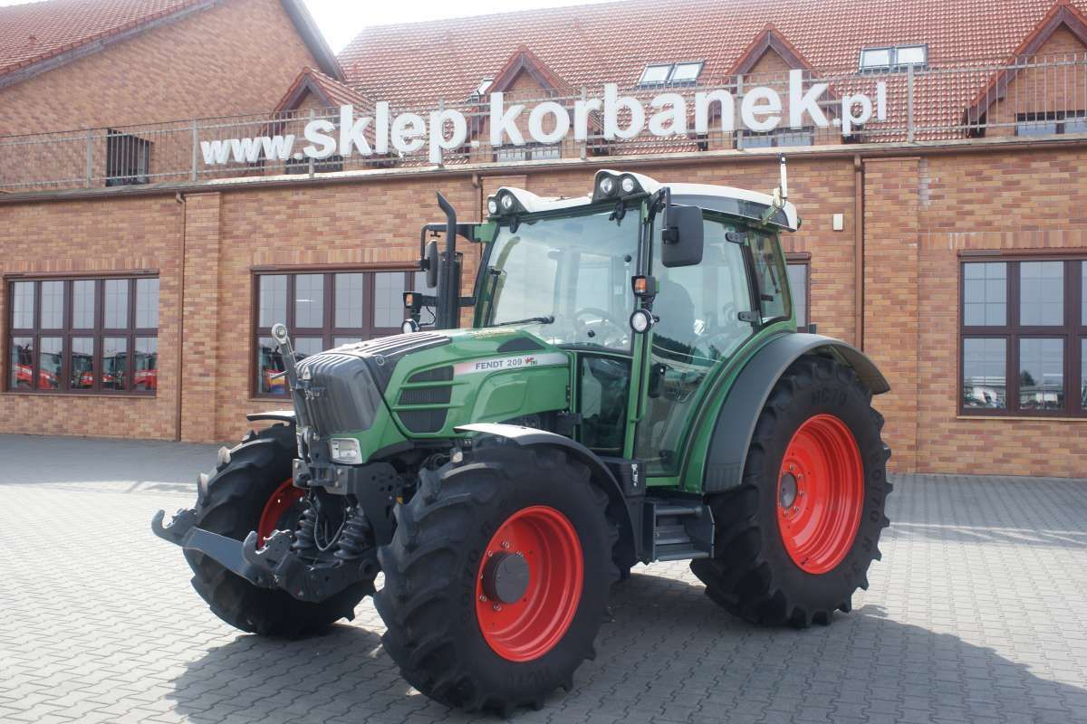 Ciagniki Fendt na placu korbanek.pl Traktor Fendt 200 vario na tle sklepu części korbanek.pl