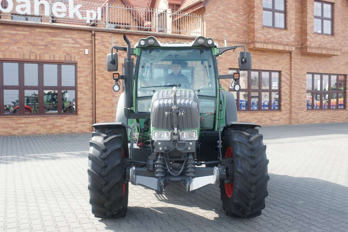 Fendt seria 200 z potężnym silnikiem 3 cylindrowym Ciągnik rolniczy Fendt 200 vario na tle firmy korbanek