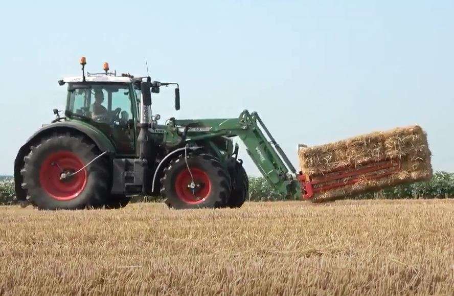 Dźwiganie siana z Ładowacz czołowy Fendt CargoProfi Ładowacz czołowy Fendt CargoProfi praca w polu