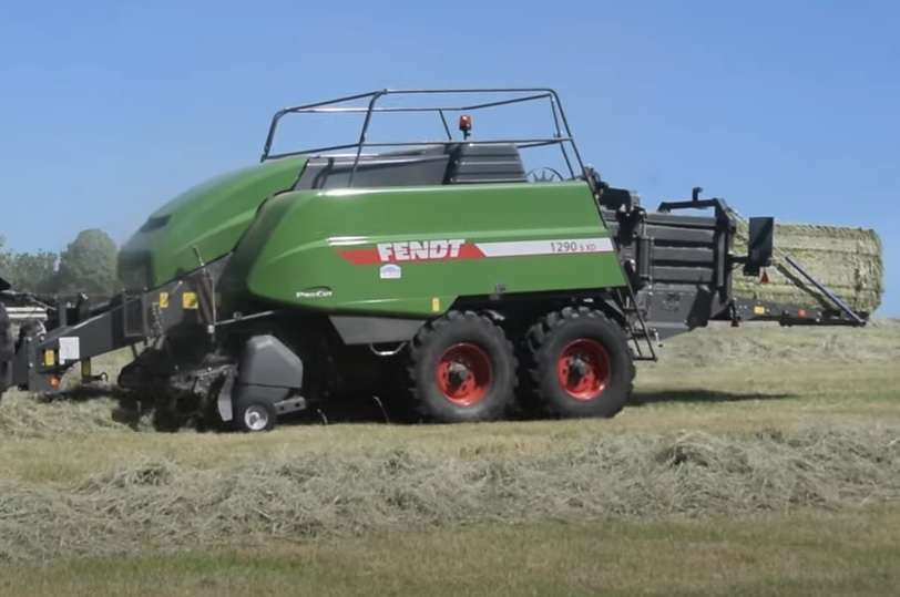 Fendt 1290 prasa kostkująca Prasa kostkująca Fendt 1290 na polu
