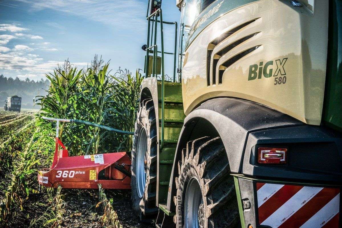 Kemper przystawka serii 300 plus podczas pracy w polu Kemper przystawka serii 300 plus składana okazja od korbanek.pl