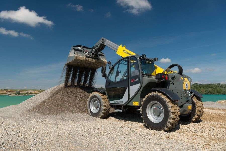 Niemiecka ładowarka Kramer KT356 z uniesionymi wiłami do palet z oferty www.korbanek.pl