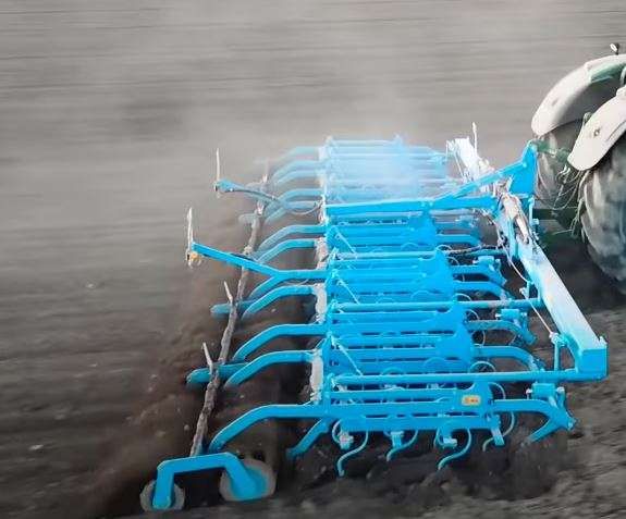 Lemken Korund podczas pracy praw strona Lemken Korund podczas pracy