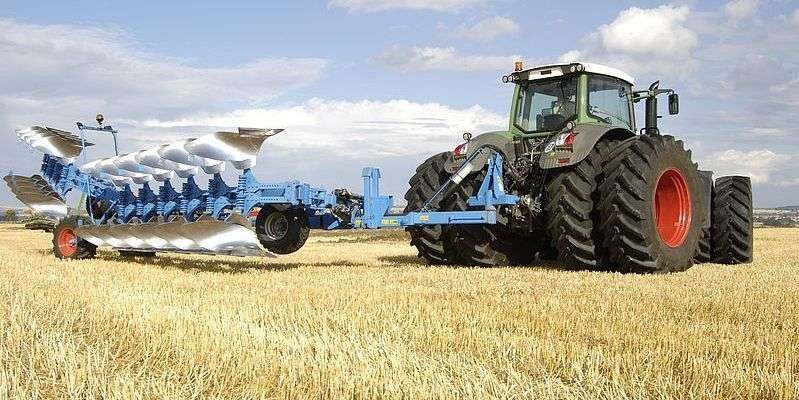 Płu Euro Titan firmy Lemken Pług Lemken EuroTitan półzawieszany na polu