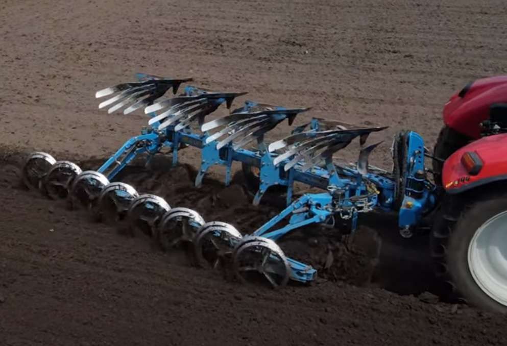Lemken Juwel podczas pracy Pług Lemken Juwel z wałem