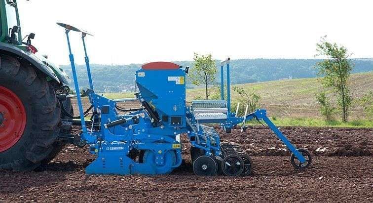 Lekmen Saphir na polu Siewnik mechaniczny Lemken Saphir podczas pracy