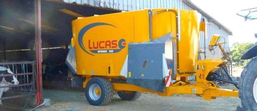 Wóz paszowy Lucas Spirmix z prawym oknem wysypowym o pojemności 16 m3