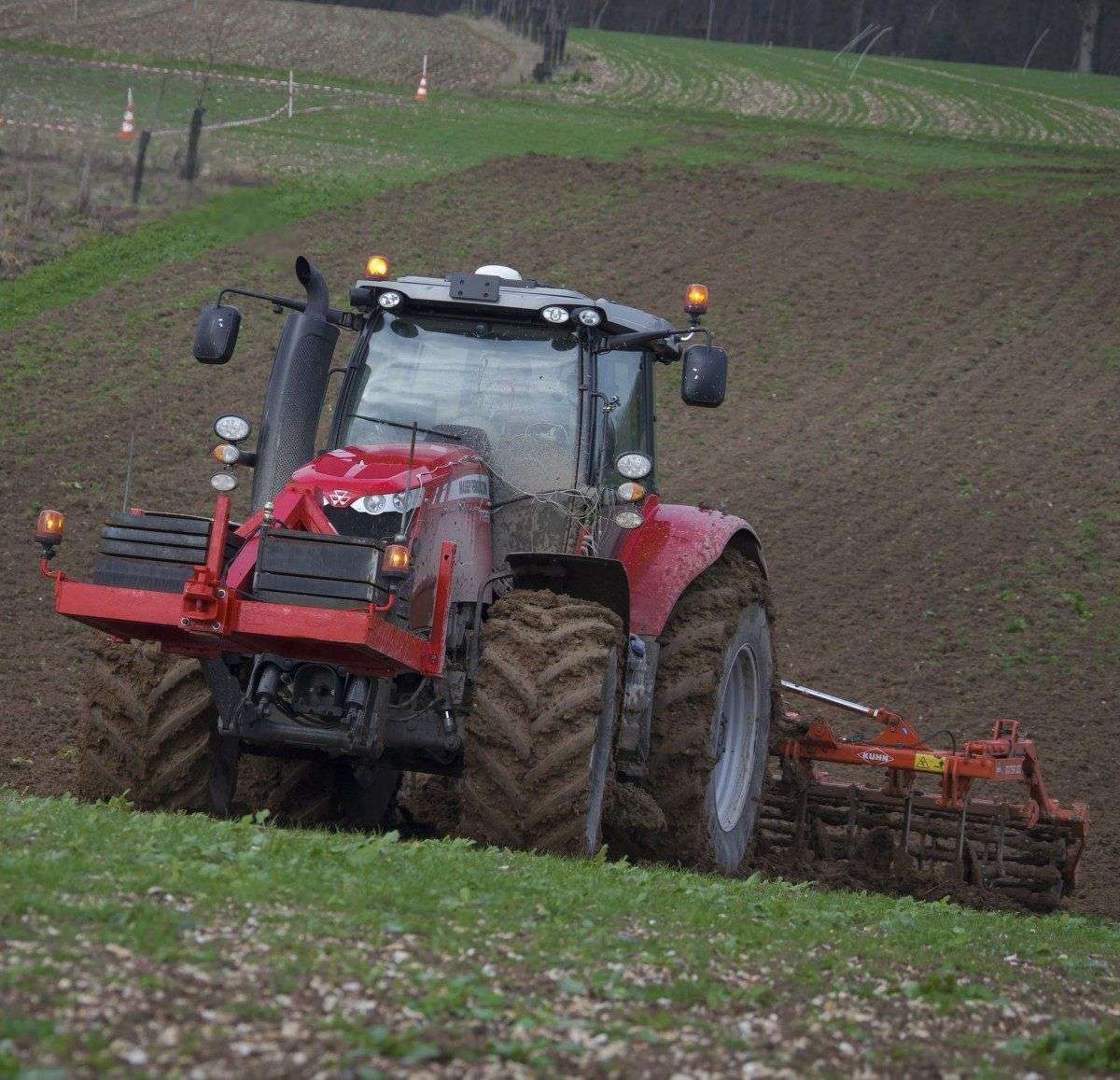 Ciągnik MF z agregatem Ciągnik Massey z przednim TUZem i agregatem