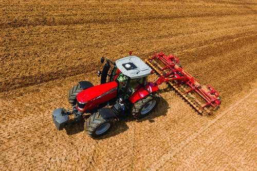 Ciągnik Massey Ferguson z agreagatem Ciągnik Massey Ferguson z agregatem w trakcie uprawy