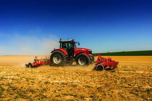 Ciągnik Massey Ferguson Ciągnik Massey Ferguson w trakcie pracy na polu z pługiem