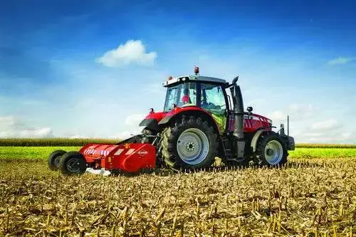 Massey Ferguson na polu Massey Ferguson w trakcie pracy na polu