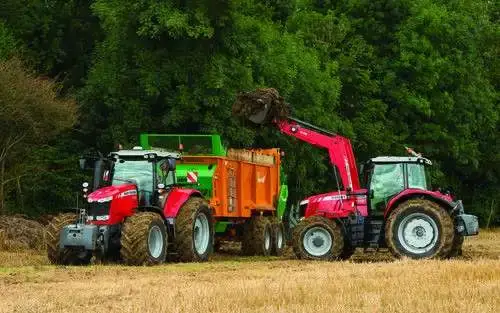 Ciągniki Massey Ferguson z ładowaczem Ciągniki Massey Ferguson podczas ładowania przeyczepy