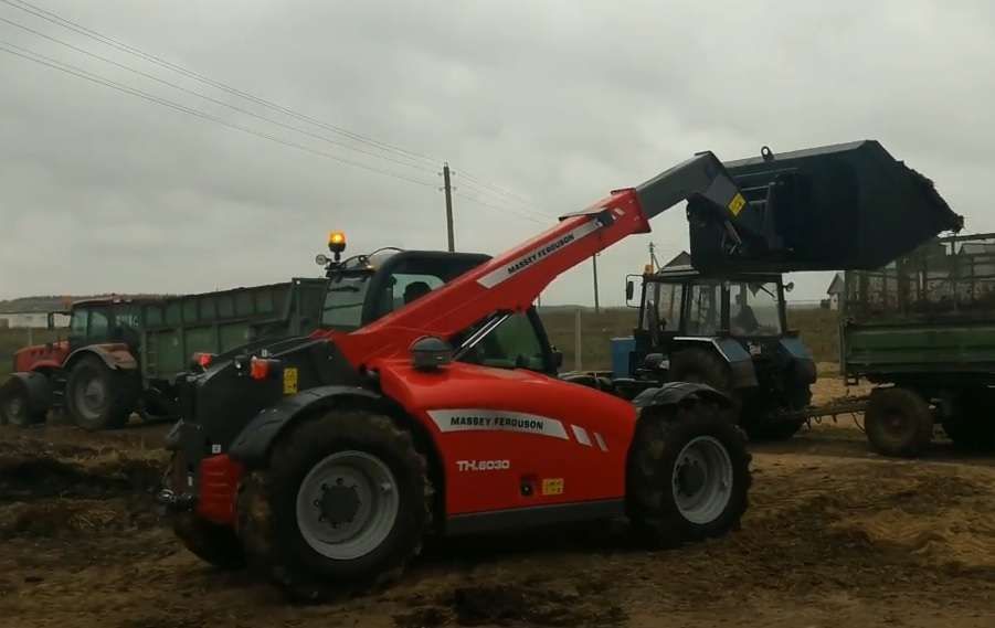 Massey Ferguson TH 6030 z łyżką Massey Ferguson TH 6030 widok z boku