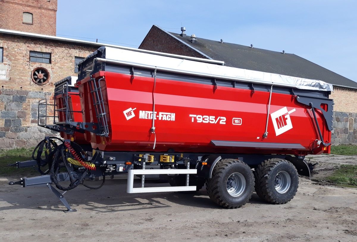 Czerwona przyczepa rolnicza Metal-Fach typ T935/2