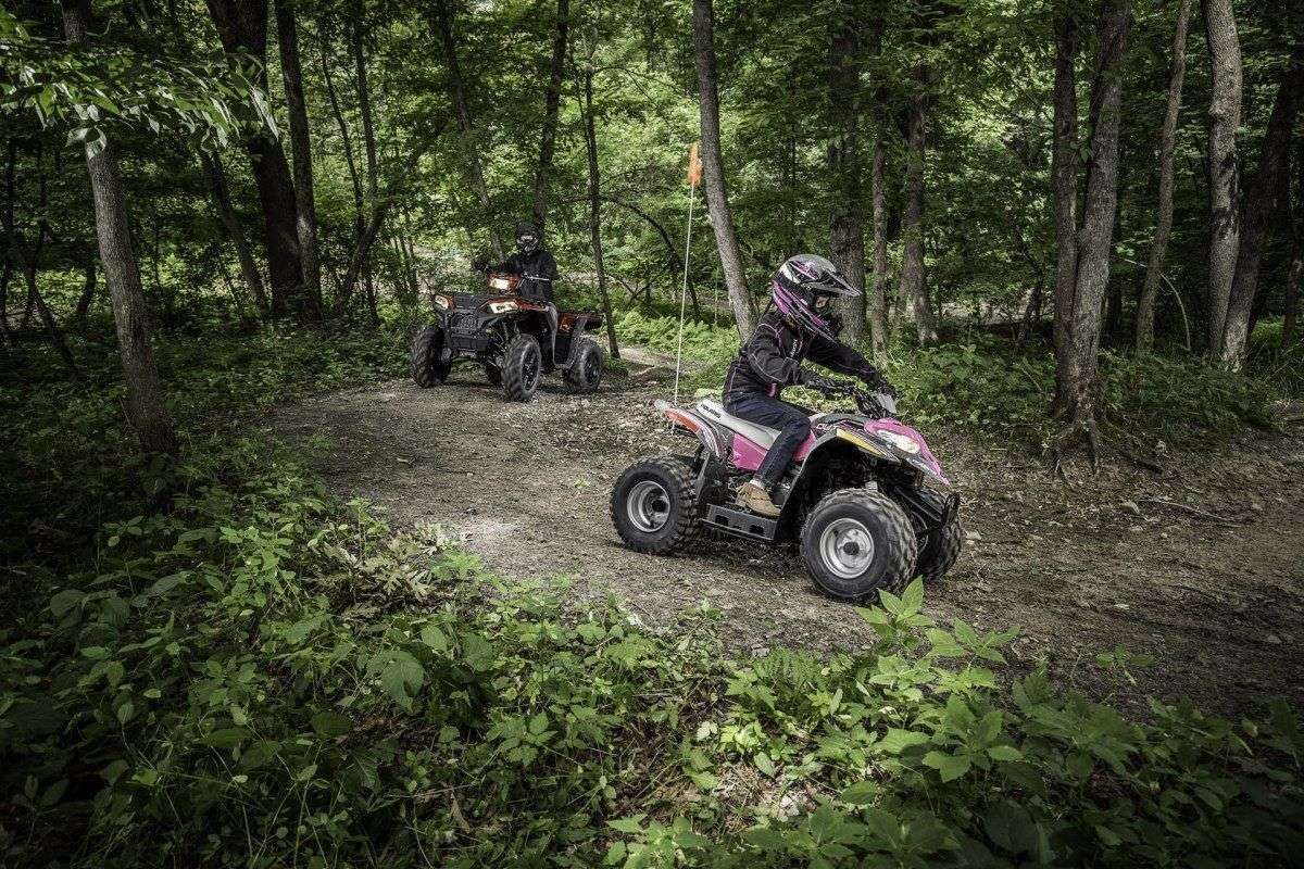Polaris Outlaw 110 w terenie pokonując przeszkody