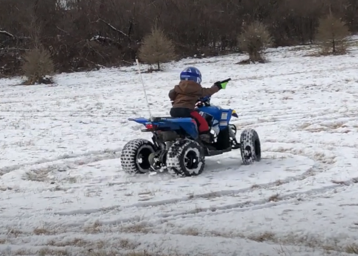 Polaris Outlaw 110 z dzieckiem podczas rajdu w terenie