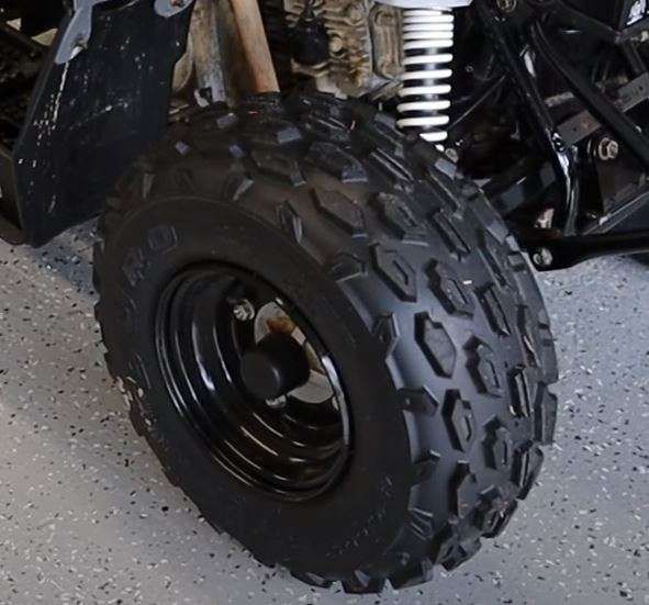 Koło i amortyzator w Polaris Outlaw 50