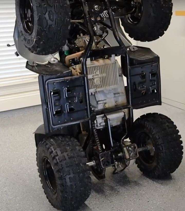 Polaris Outlaw 50 zawieszenie i spód pojazdu