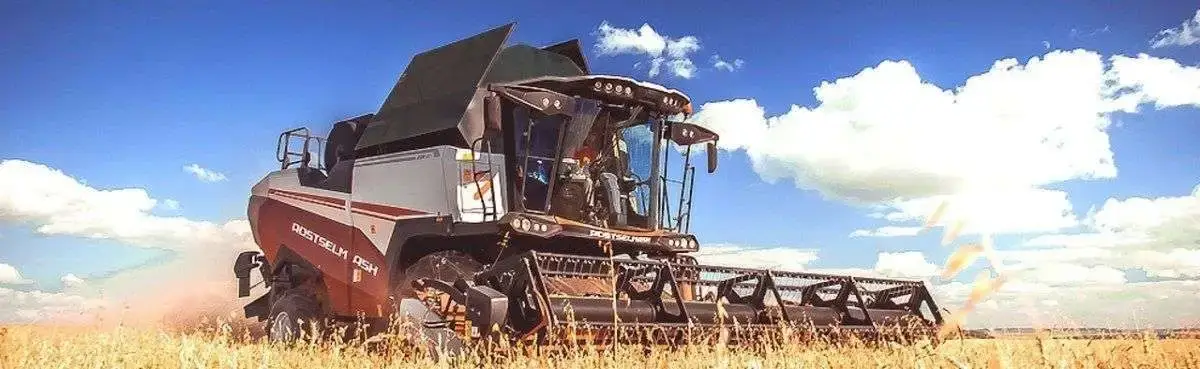 kombajne Rostselmash RSM 161 podczas zbioru zbiór zboża nowoczesnym kombajnem Rostselmash RSM 161 z siekaczem do słomy
